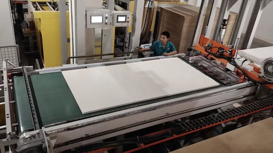 4'×8' Krótkookresowa linia prasowa dla paneli dekoracyjnych Hydrauliczna prasowa na gorąco dla sklejki