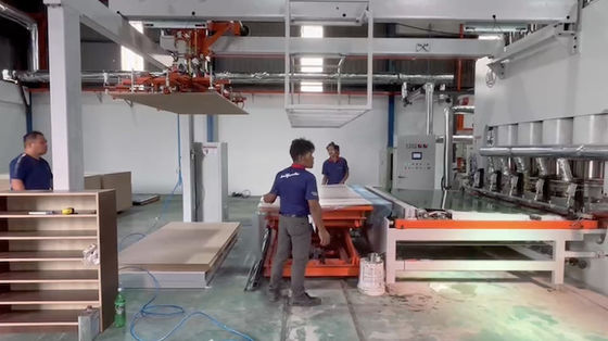 Melaminowa płytka meblowa laminowana MDF HDF PB Gorąco prasowana maszyna do laminowania 15KW
